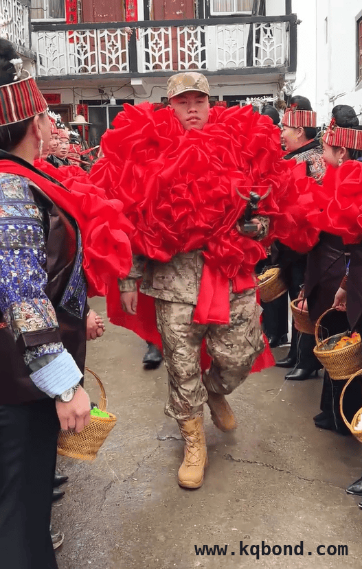 新兵入伍：从各地欢送仪式到家国使命的传承，新兵踏上征程，家与国的双向奔赴