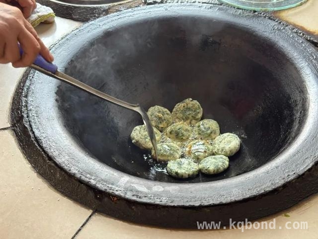 春季尝鲜！松江区叶榭镇草头塌饼香飘四溢，松江区叶榭镇：草头塌饼里藏着的浓浓春意