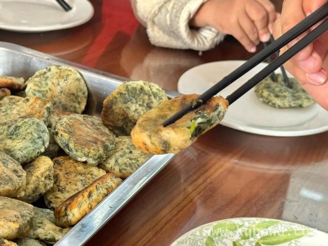 春季尝鲜！松江区叶榭镇草头塌饼香飘四溢，松江区叶榭镇：草头塌饼里藏着的浓浓春意