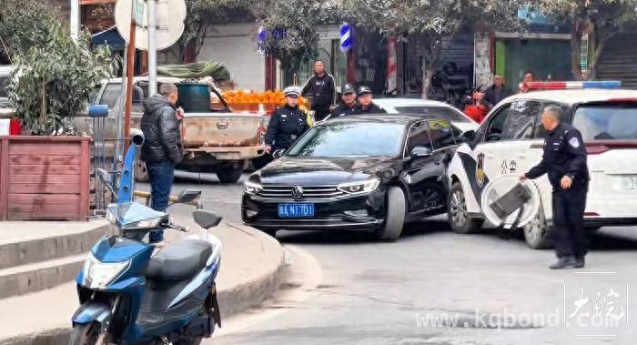 四川巴中：网上逃犯驾车冲卡逃窜，警方全力追捕！ 巴中南江：黑色轿车撞警逃逸，逃犯下落成谜