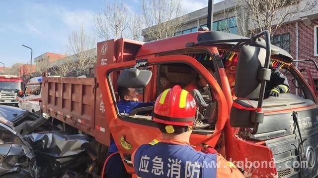 宜阳交通事故突发，救援力量迅速出击