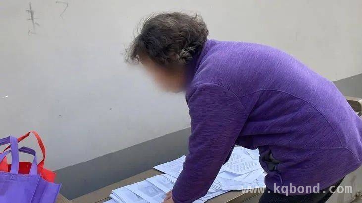 免费鸡蛋成“陷阱”，75岁老太银行卡被冻结真相揭秘