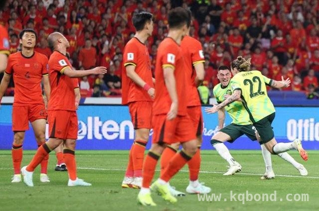 国足0:2负澳大利亚，出线形势岌岌可危，0:2不敌澳队，国足世界杯之路荆棘满布