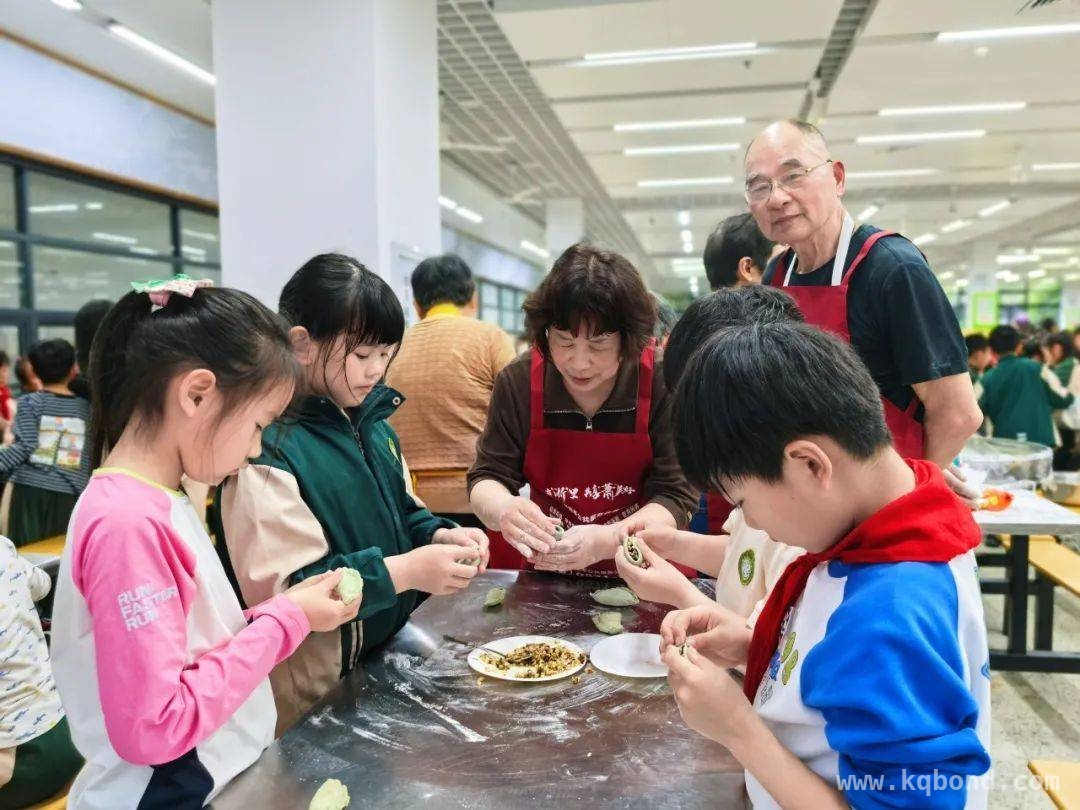 春日校园：艾香与美德共舞，非遗文化薪火相传，春日校园非遗盛宴：艾饺制作让文化与美德焕发生机