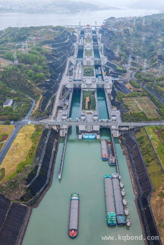 3月29日直击：湖北宜昌船舶有序过三峡船闸，背后数据超震撼！