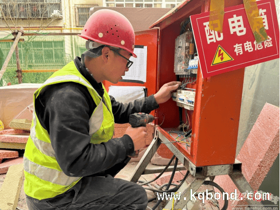 华苑小区施工现场热火朝天，17个老旧小区改造同步推进，华苑小区改造施工忙，秦州区17个老旧小区即将大变身