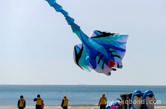 3月29日，青岛石老人浴场开启春日休闲与消费盛宴
