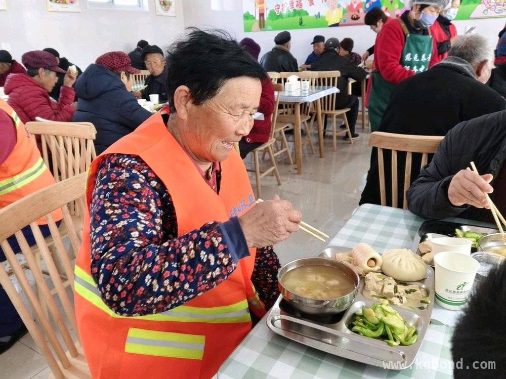 石桥子镇公益活动，为老人撑起幸福夕阳，暖心助餐，石桥子镇书写乡村养老温暖答卷