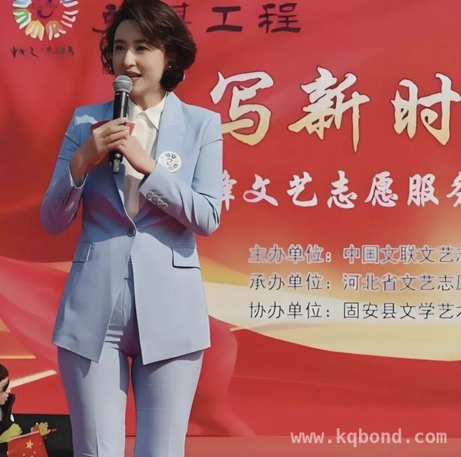 从央视主持到网红，张蕾因一条裤子陷入舆论漩涡，张蕾的“裤子战争”：传统与流量碰撞下的中年女性困境