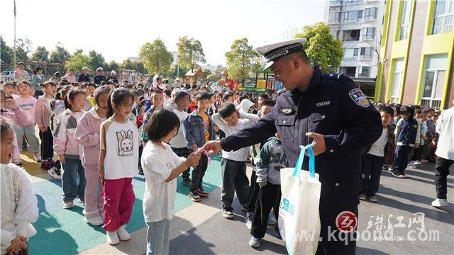 罗平县幼儿园迎来交通安全盛宴，“警校联动”成效显著 罗平交警模拟交通进校园，为120名师生上生动安全课
