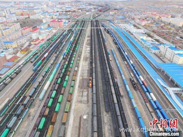 满洲里铁路口岸首季运量开门红，多举措提升换装运输效率，满洲里铁路口岸一季度进口货运量达512万吨，高效换装助力运输
