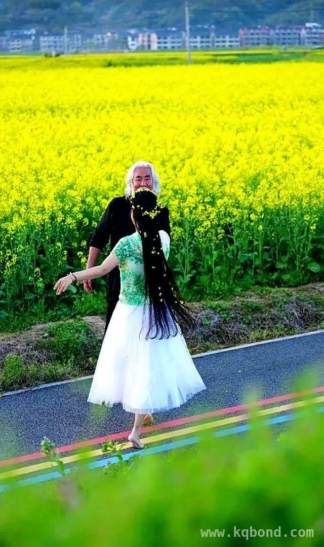 惊爆！张纪中带小娇妻油菜花田拍大片跳华尔兹引热议 当72岁张纪中遇上小31岁孕妻，油菜花田浪漫背后争议不断