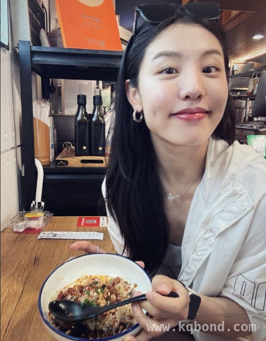 从体校“菜鸟”到女篮巨星，张茹的逆袭之路！ 张茹：篮球场上的“拼命三娘”，生活中的灵动佳人