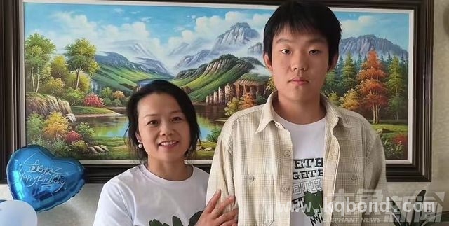 18岁少年出庭，誓让“入室抢婴贩卖案”人贩子受严惩 18年寻亲终开庭，18岁姜甲儒当庭怒怼人贩子