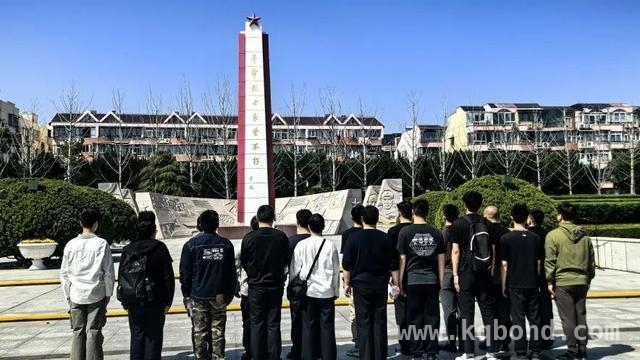 清明忆先烈，五角场监狱青年民警在行动