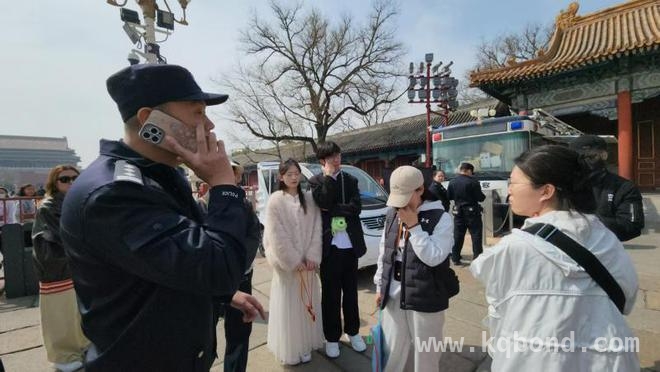 清明故宫：民警为游客排忧解难，护航假日之旅