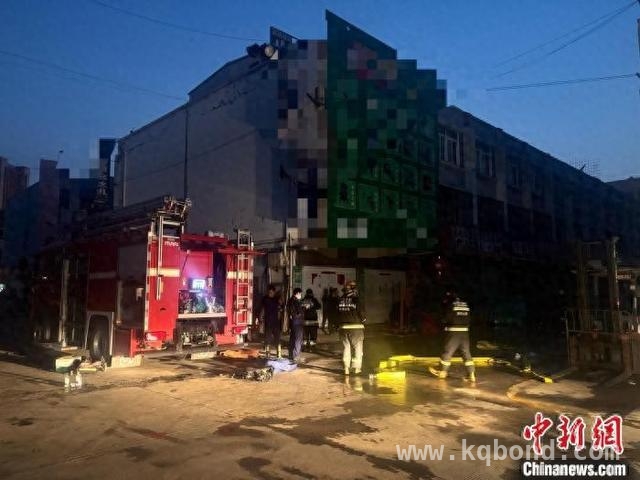 合肥秋浦河路与北京路交口商铺起火，后续处理进行中 合肥一商铺突发火灾，消防迅速扑灭无伤亡